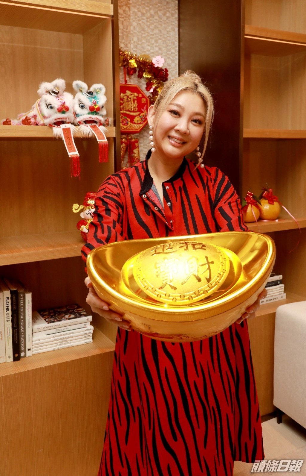 鄭欣宜同樣唔多識寫中文字，不過勝在聰明，又中又英都表達到。